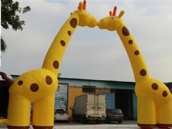 Kissing Giraffes Cute Inflatable Animal Arch With Printed Banner For Promotion