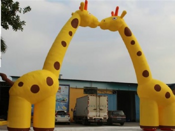  Kissing Giraffes Cute Inflatable Animal Arch With Printed Banner For Promotion	